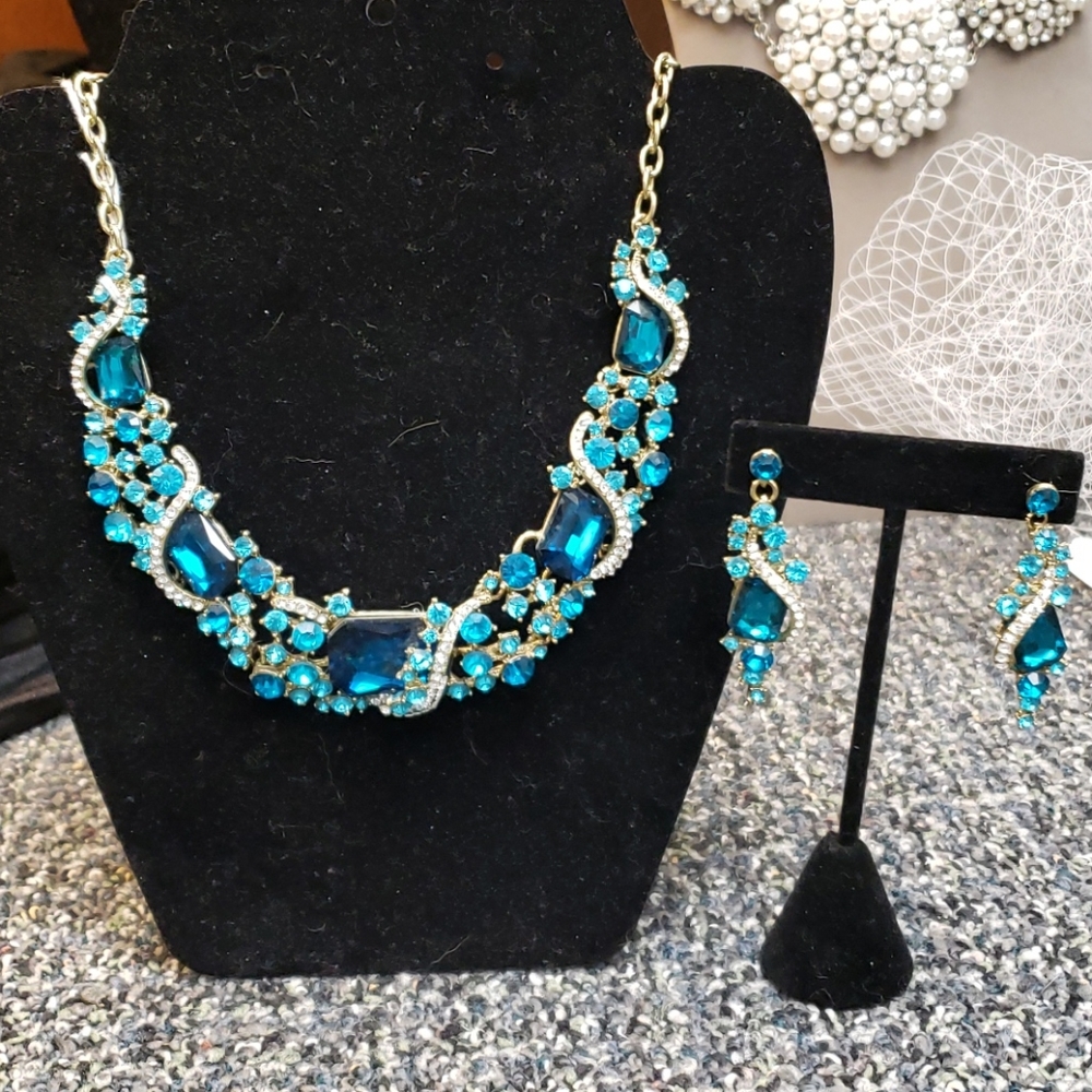 Turquoise necklace and earrings
